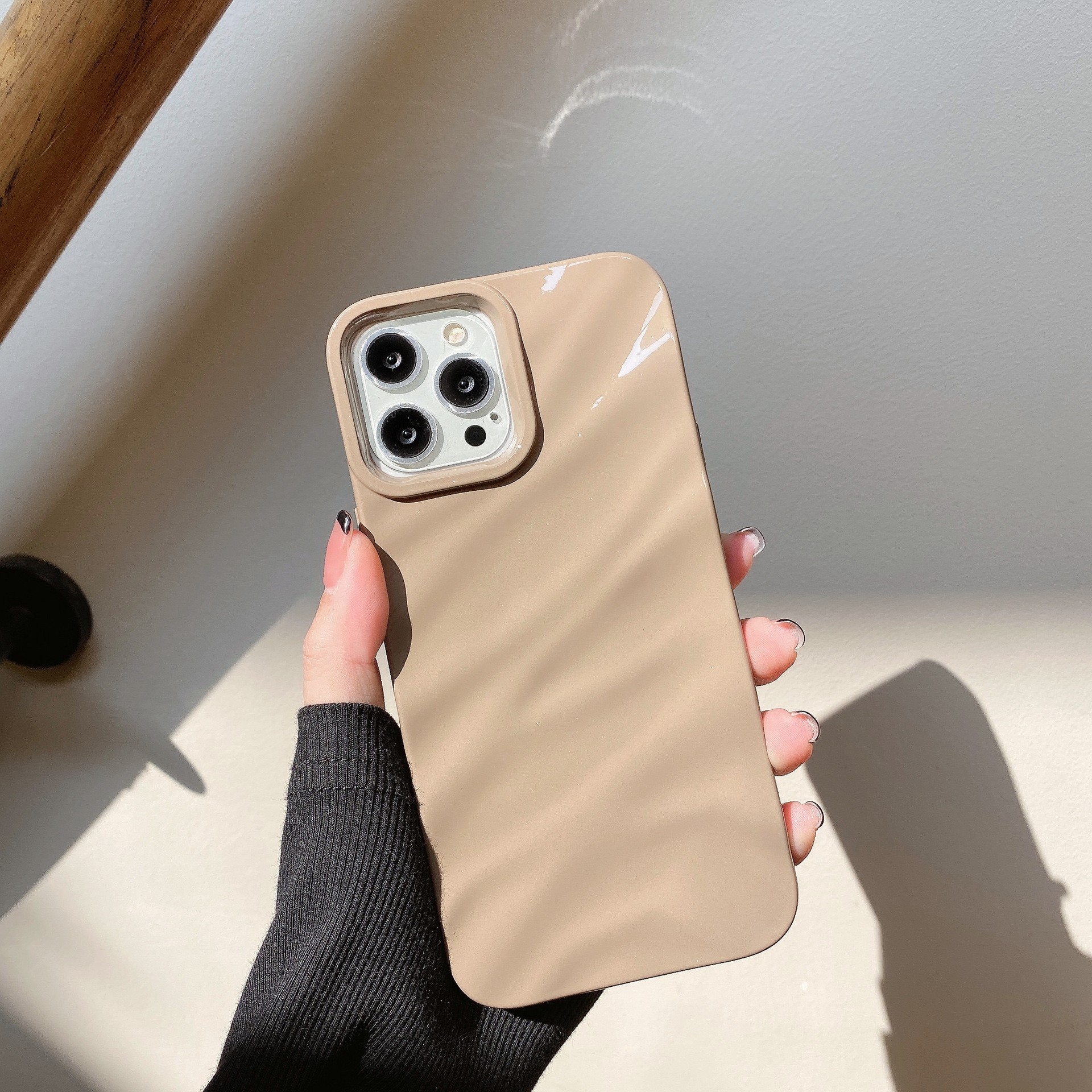 Anti-fall Soft Solid Color Wave Pleated Phone Case