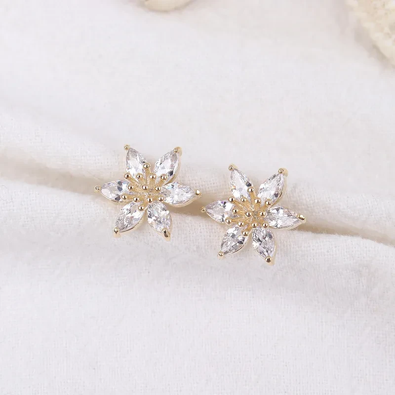 Women's Fashion Simple Shiny Diamond Flowers Stud Earrings