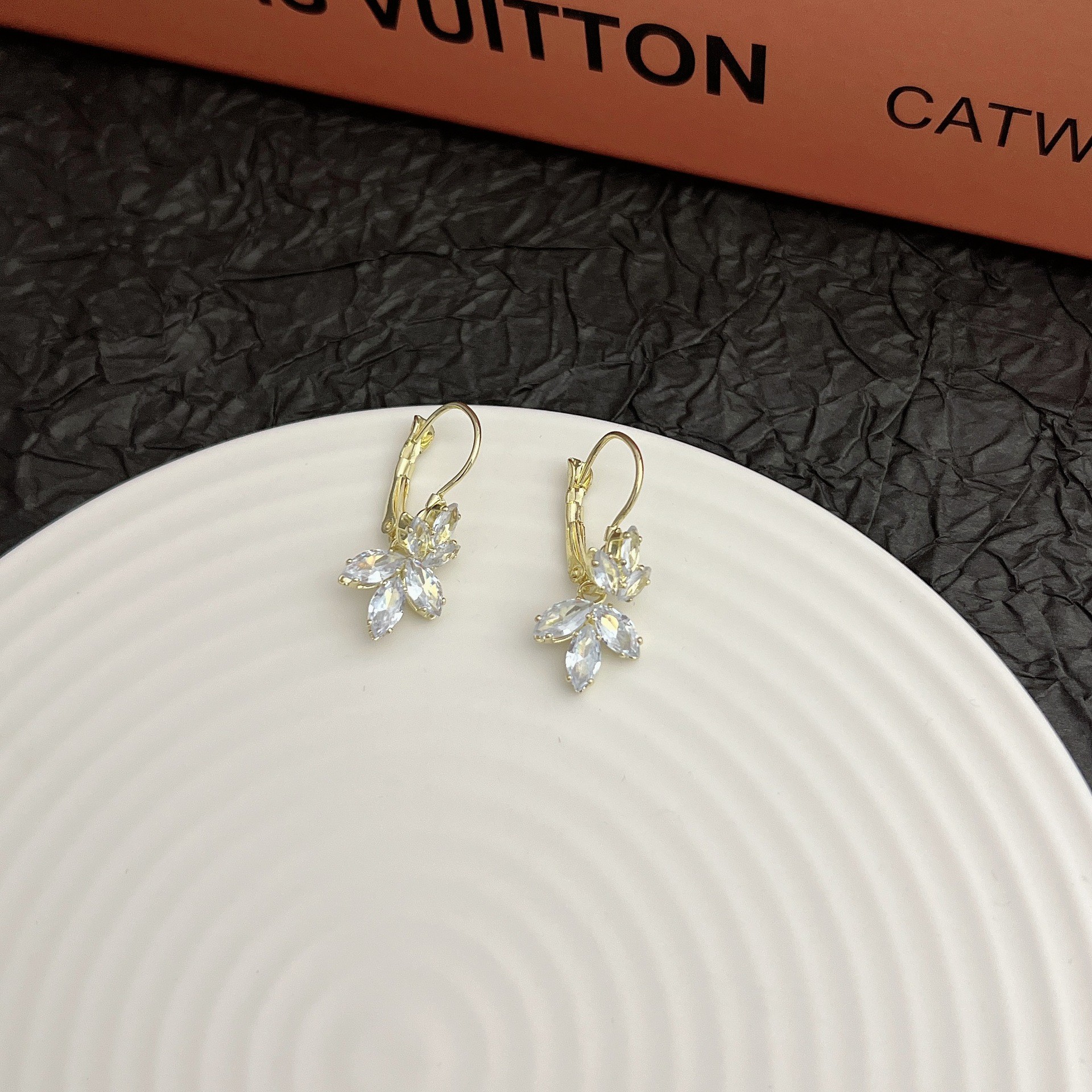 Inlaid Zircon Super Shiny Leaves Cold Delicate Earrings