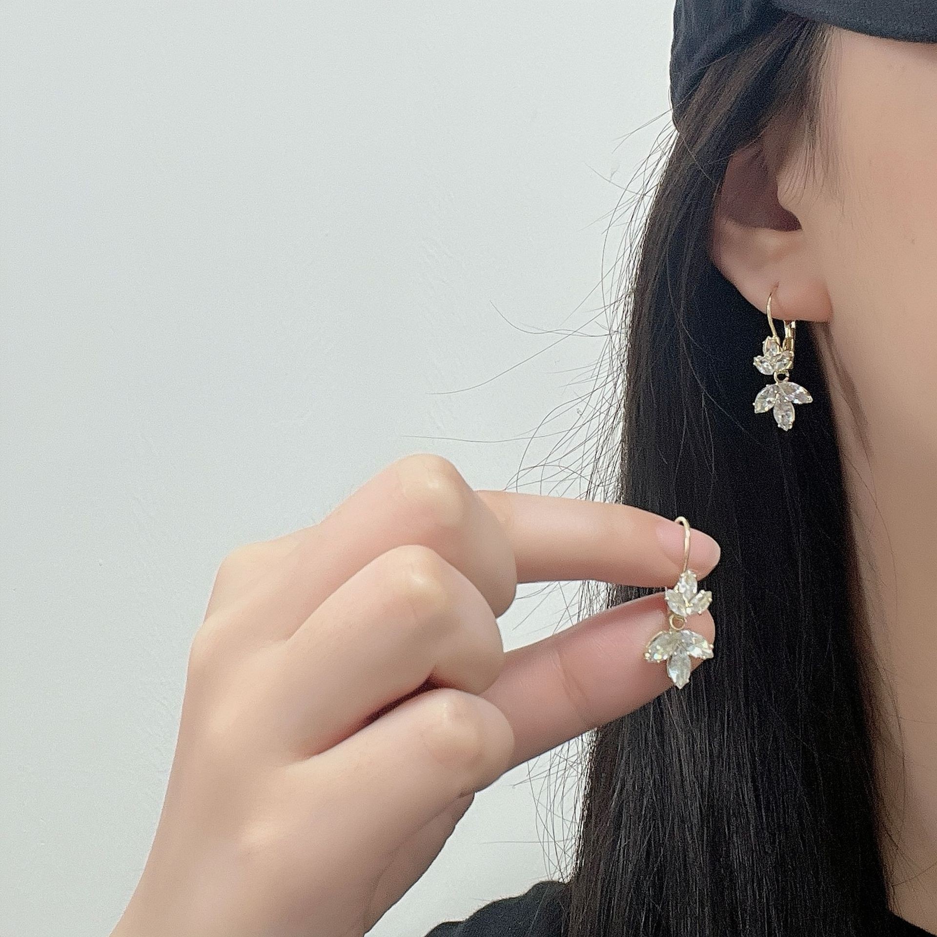 Inlaid Zircon Super Shiny Leaves Cold Delicate Earrings