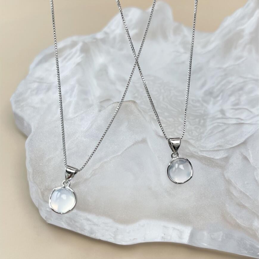 Women's Korean-style Simple Oval Pendant Necklace