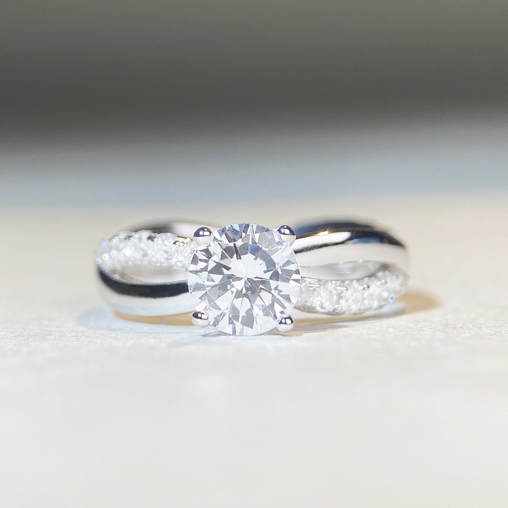 1 Karat Classic Four-claw Ring Winding Twisted Arm Moissanite