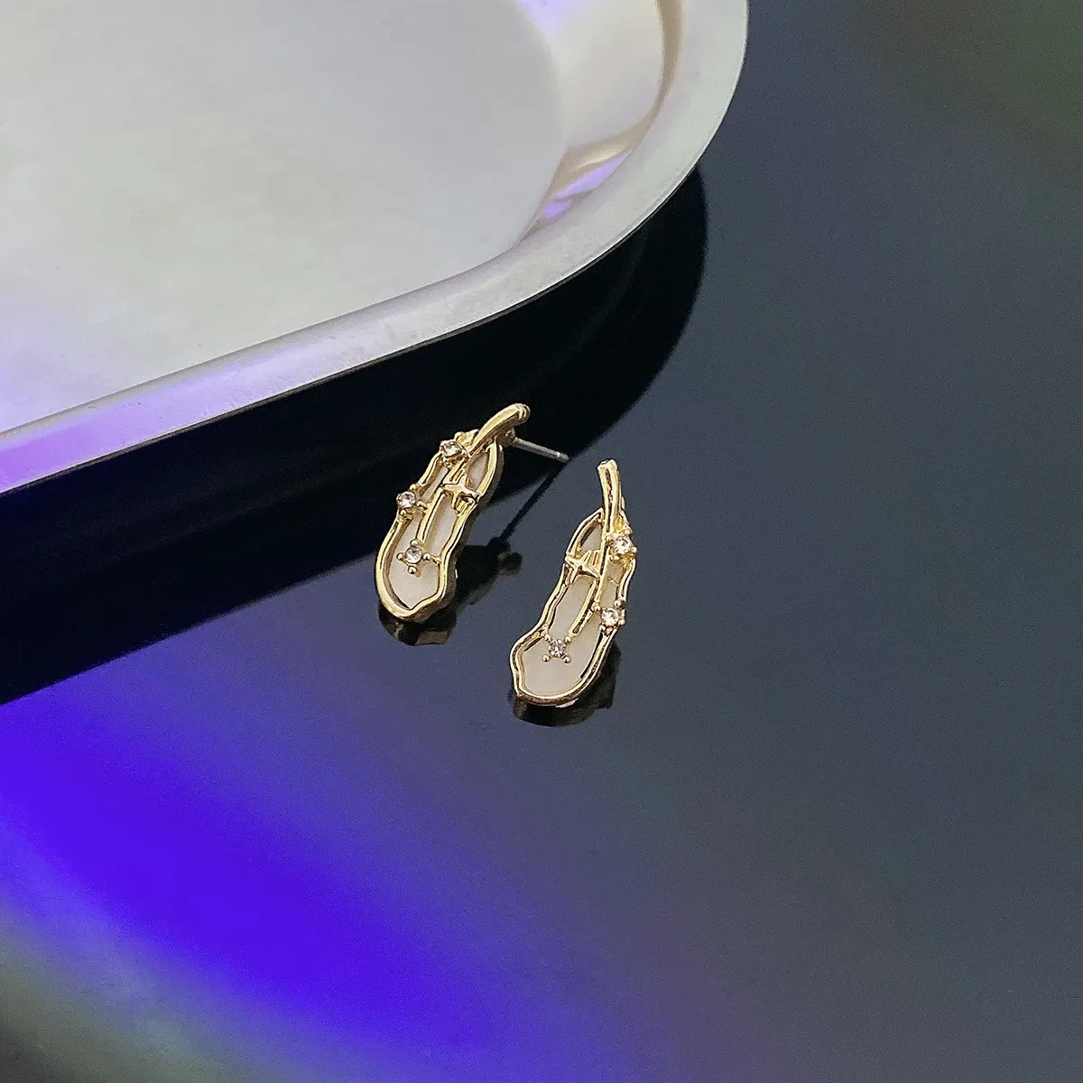 Small And Lightweight Gold Feather Earrings