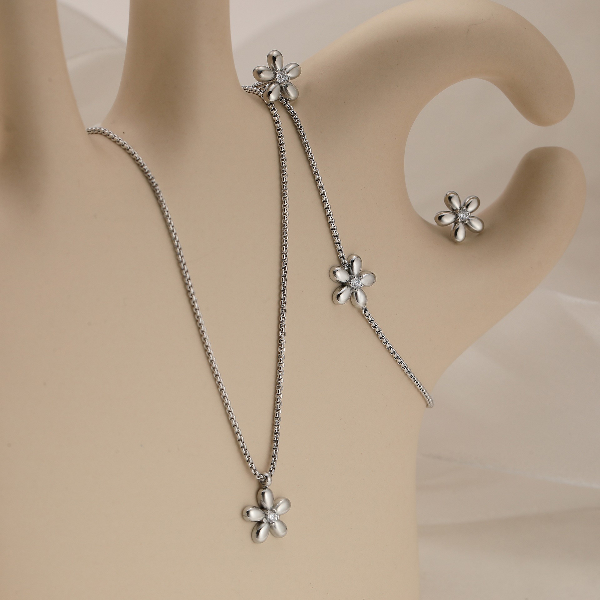 New Stainless Steel Flower Bracelet Necklace And Earring Suit Simple Fashion
