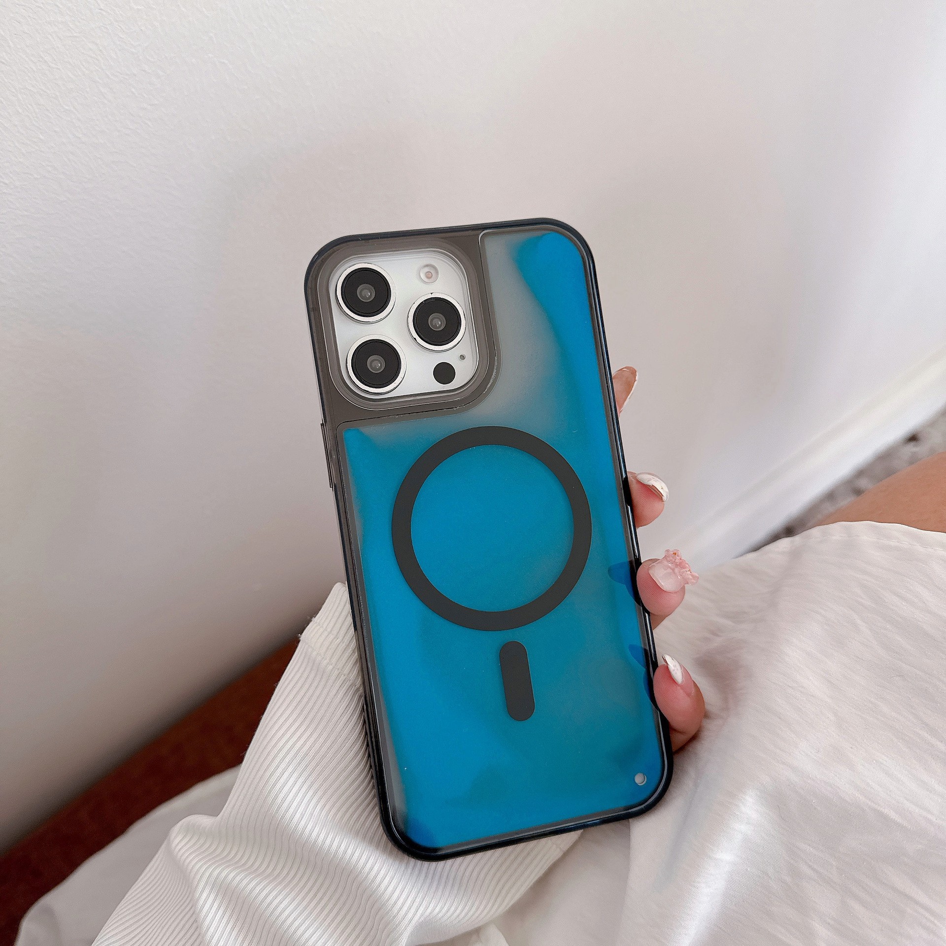 Luminous Quicksand Applicable Magnetic Suction Phone Case Soft Edge Hard Backboard Protective Cover