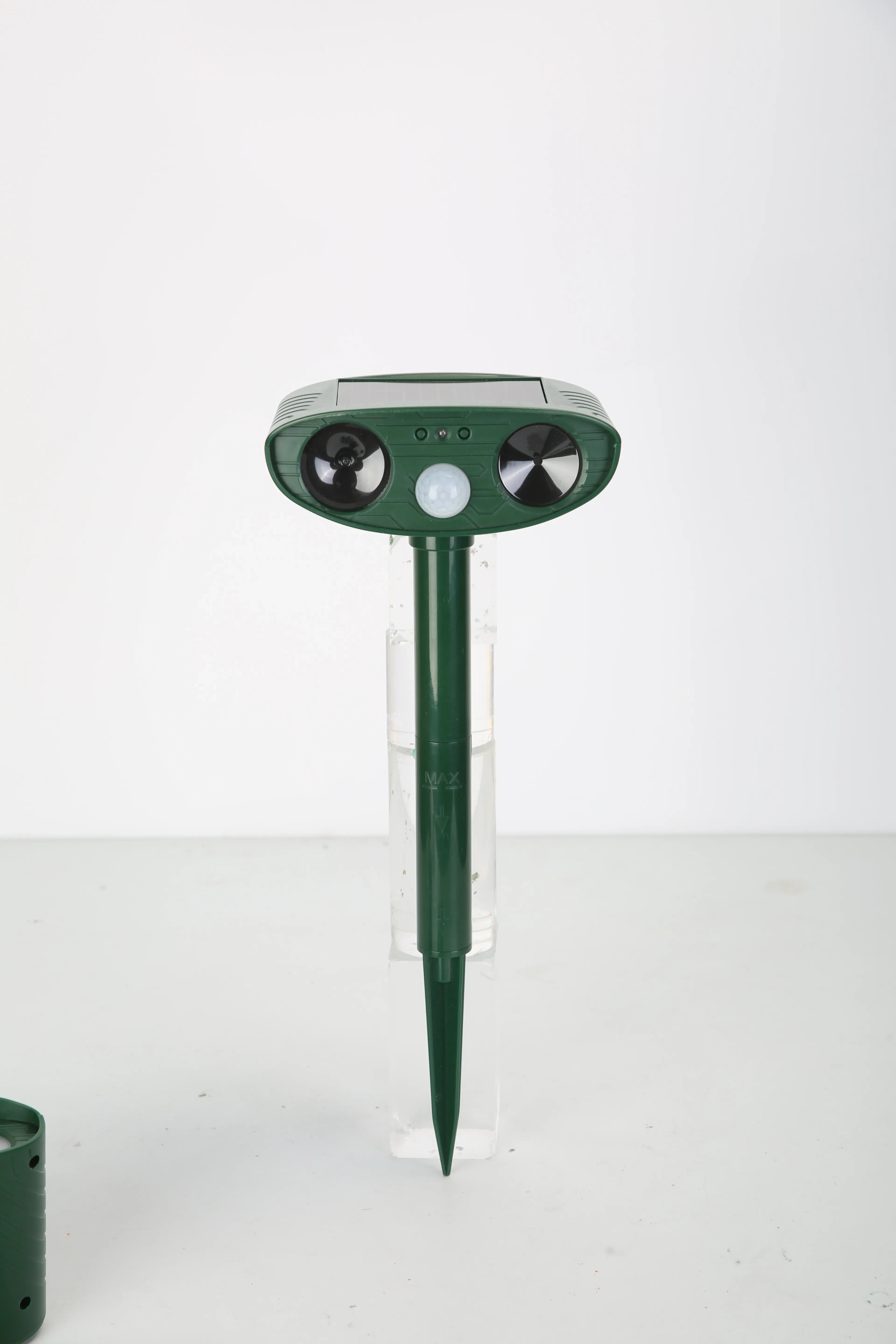 1Pc Solar Ultrasonic Animal Repeller PIR Motion Sensor Animal Repellent Chaser IPX4 Waterproof For Farm Garden Yard To Drive Raccoon Squirrel Rat Skunk Rabbit Mole Dog Cat Snake