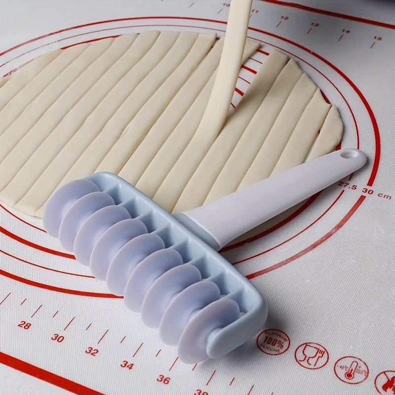 WIEZ Professional Pastry Wheel & Noodle Roller Durable Plastic Cutter for Dough, Pasta and Baking Prep