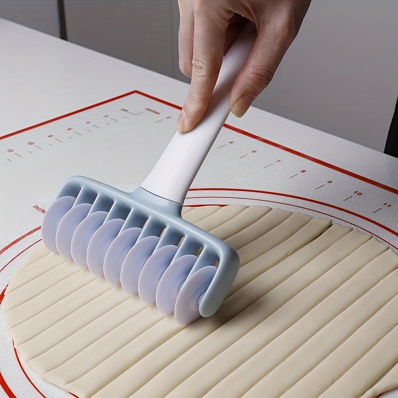 WIEZ Professional Pastry Wheel & Noodle Roller Durable Plastic Cutter for Dough, Pasta and Baking Prep