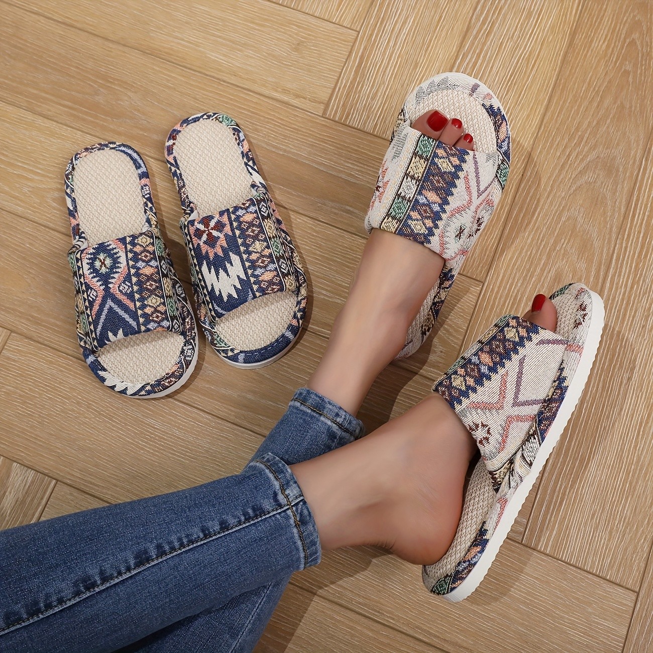 QEEDUOOF Tribal Pattern Slip-On Slippers