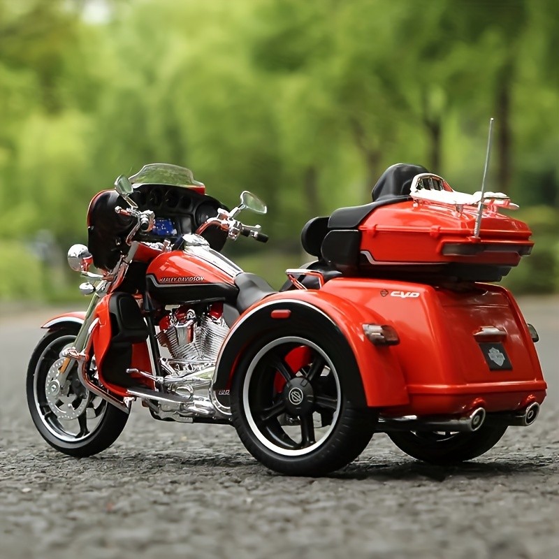 Maisto 1:12 Scale - Davidson CVO Tri Glide 2021 Trike Die-Cast Collectible Motorcycle Model