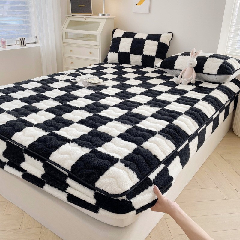 Checkerboard Warm Plush Mattress Cover