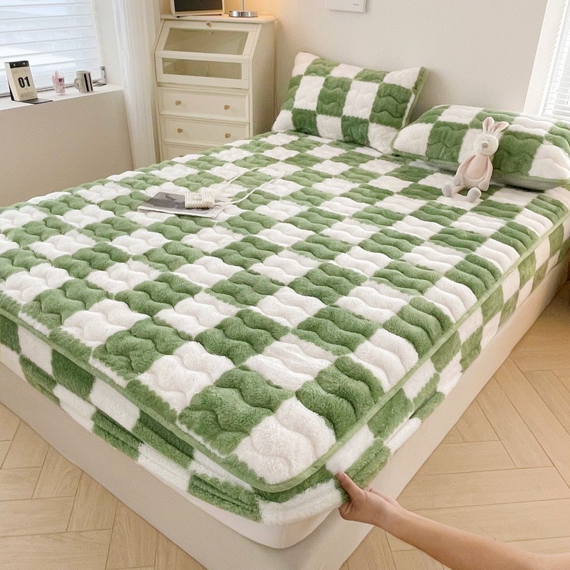 Checkerboard Warm Plush Mattress Cover