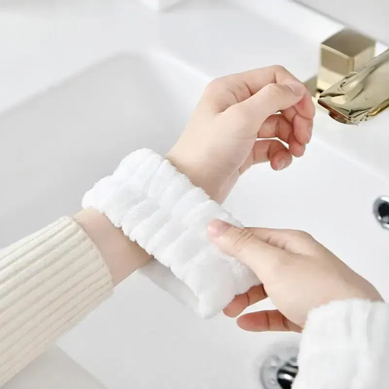Color: WHITE, Ships From: CZECH REPUBLIC - 2pc Wrist Washing Belt Soft Microfiber Towel Wristbands For Washing Face Water Absorption Washing Prevent Wetness Wrist Washband