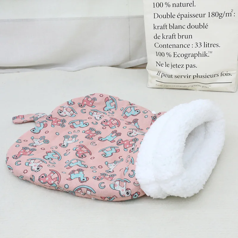 Color: apple green - Autumn and Winter Warm Pet Sleeping Bag, Lamb Fleece Warm Cat Nest, Drill Hole, Bedding, Semi Closed Dog Nest, Suitable for Dogs