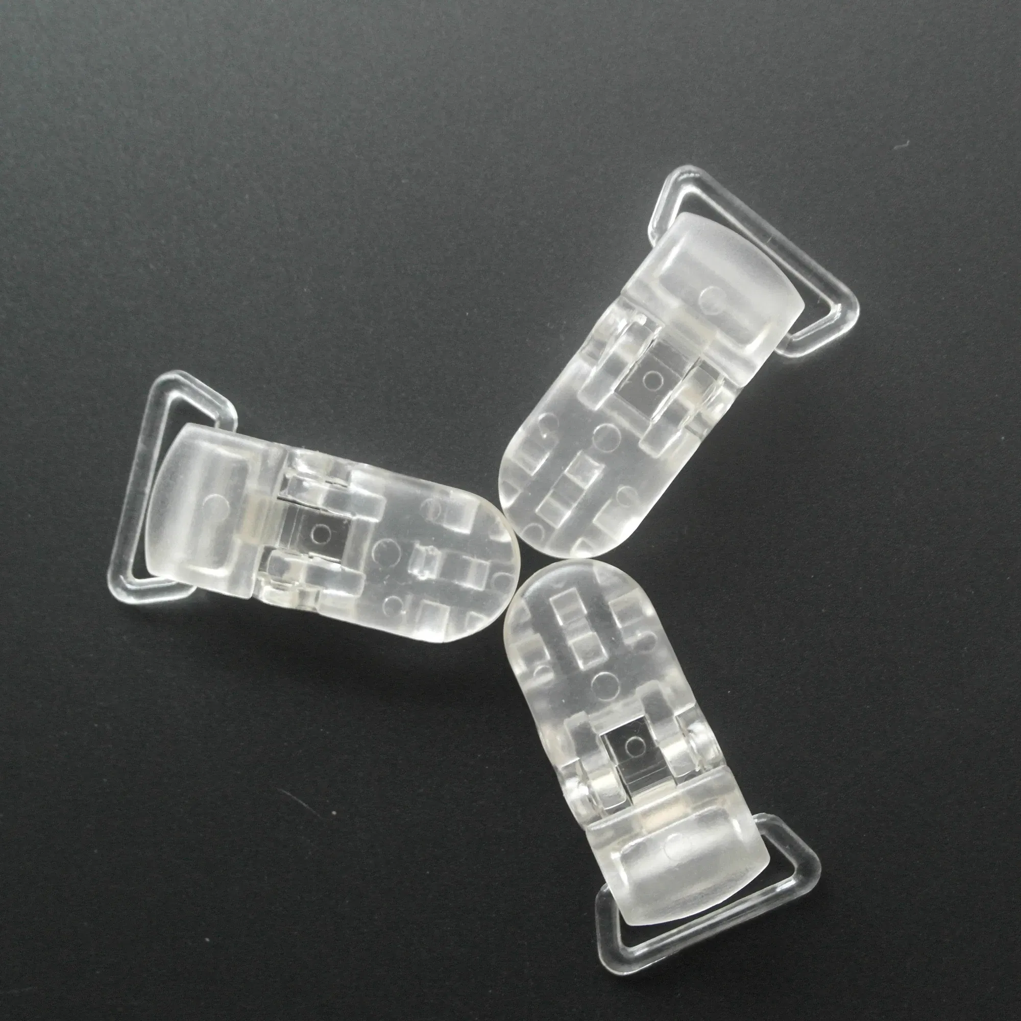Color: Sky blue - Sutoyuen 40pcs Hot D Shape Kam Plastic Pacifier Clips Plastic Baby Soother Dummy Suspender Chain Holder Clips for 20mm Ribbon