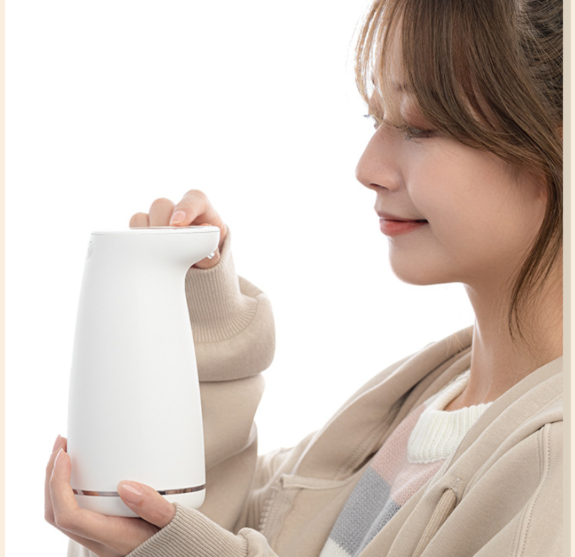 The New Cartoon Cat Claw Washes The Mobile Desktop