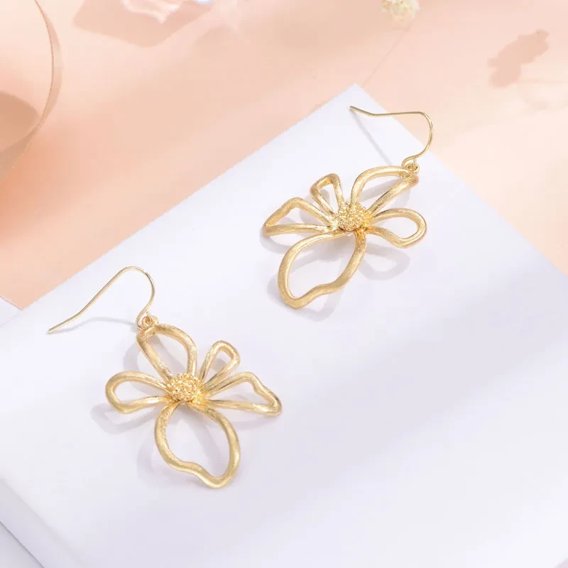 Asymmetric Fashion Simple Metal Earrings
