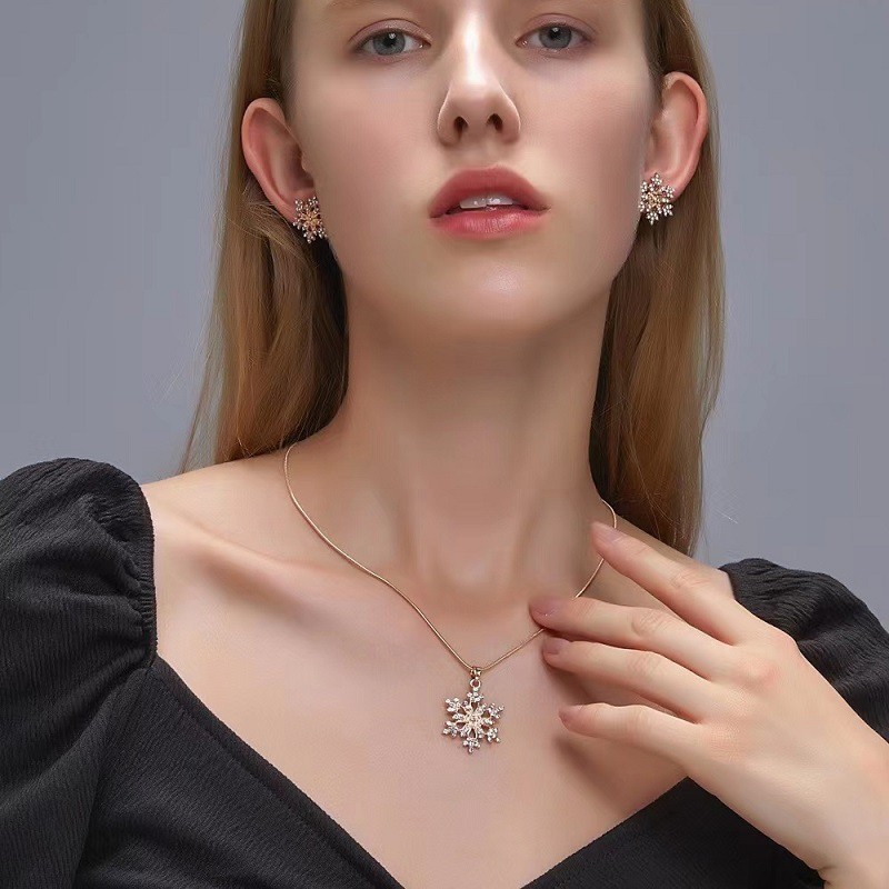 Exquisite Zircon Snowflake Necklace
