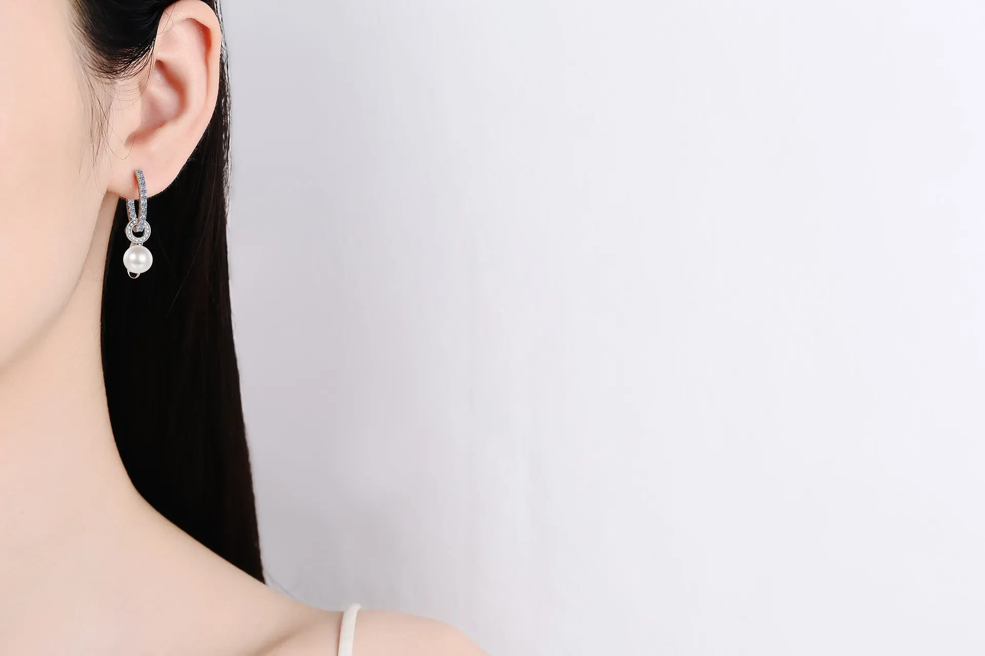 925 Sterling Silver Freshwater Pearl Inlaid Moissanite Earrings