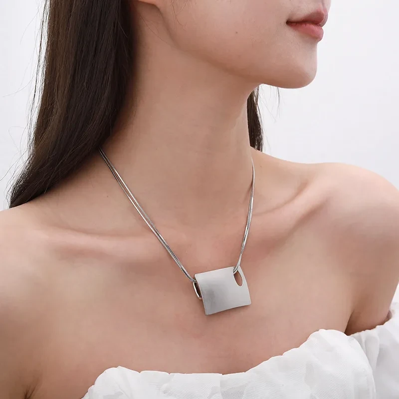 Design Sense Square Hollow Clavicle Chain Lady