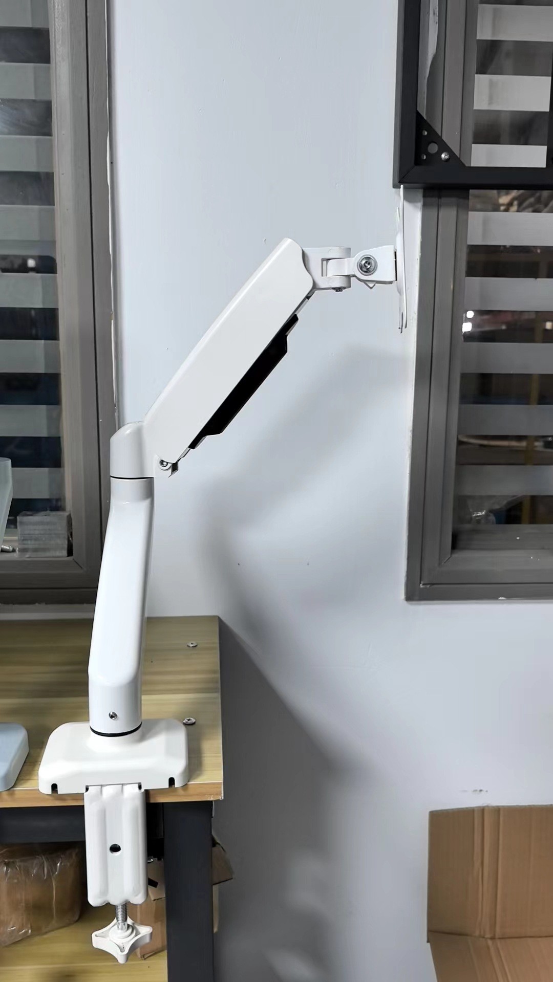 LCD Screen Rotating Telescopic Bracket Elevated Rack