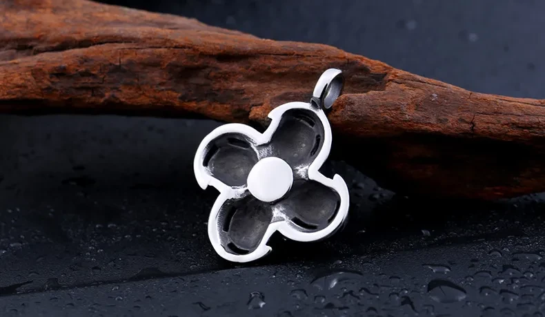 European and American wolf pendant