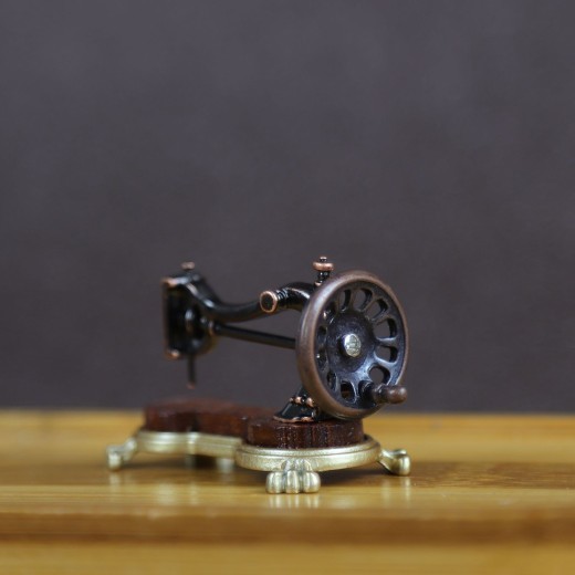 Simulation Mini Hand Sewing Machine Miniature Dollhouse Accessories