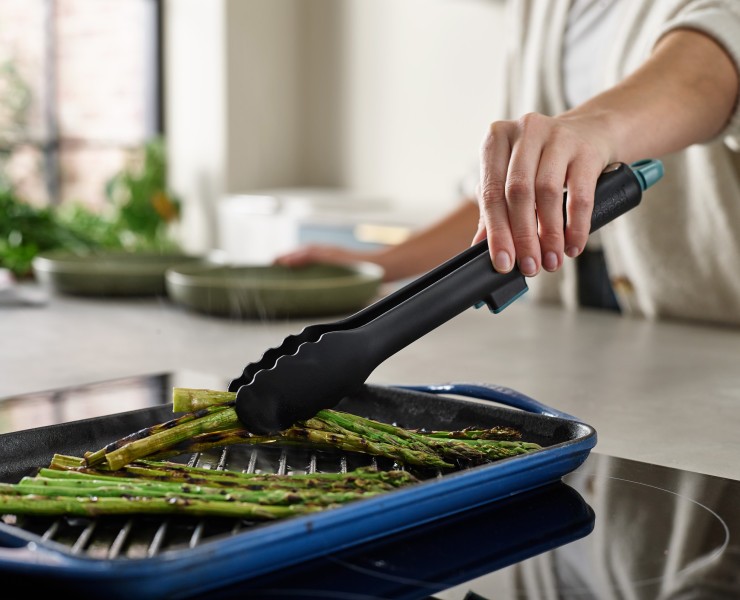 Lockable Tongs with integrated tool rest - Joseph Joseph Duo