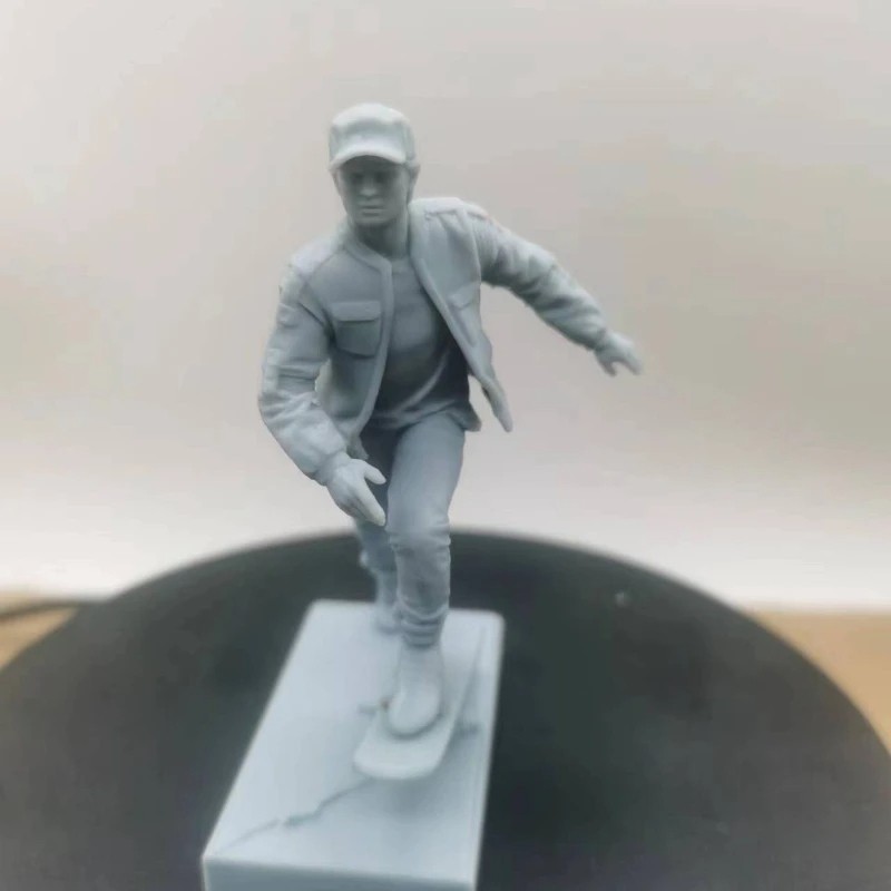 Resin Figure 1/24 Scale Assembly Model Kit | Skateboarding Teenager Unassembled Diorama