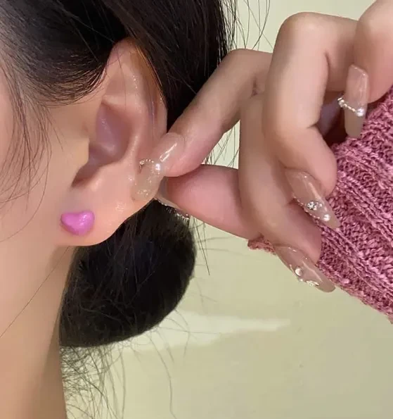 Wear Heart-shaped Pearl Earrings Before And After Color Matching