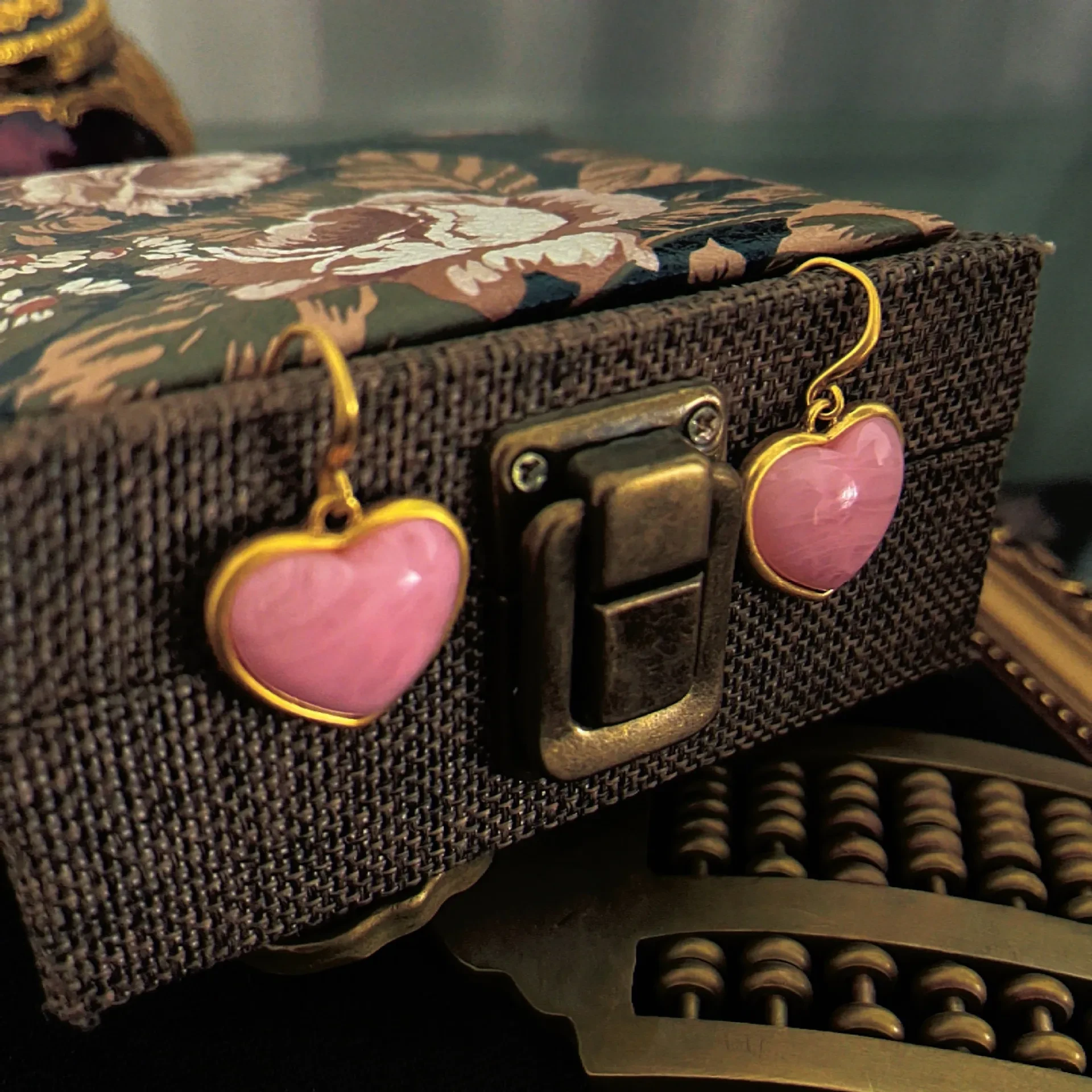 High-end Retro Sweet Cool Cloud Pattern Love Ear Hook