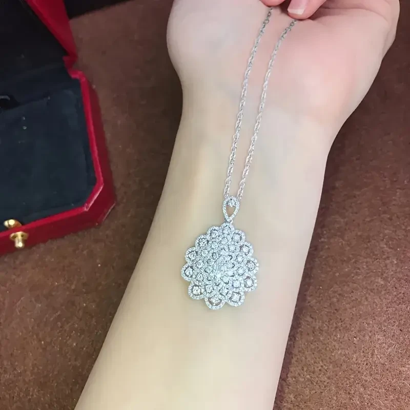 A Women'S Fashion Pendant Necklace