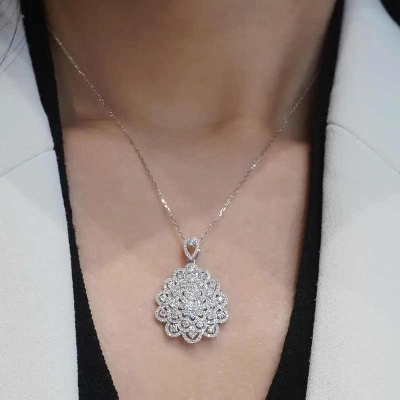 A Women'S Fashion Pendant Necklace