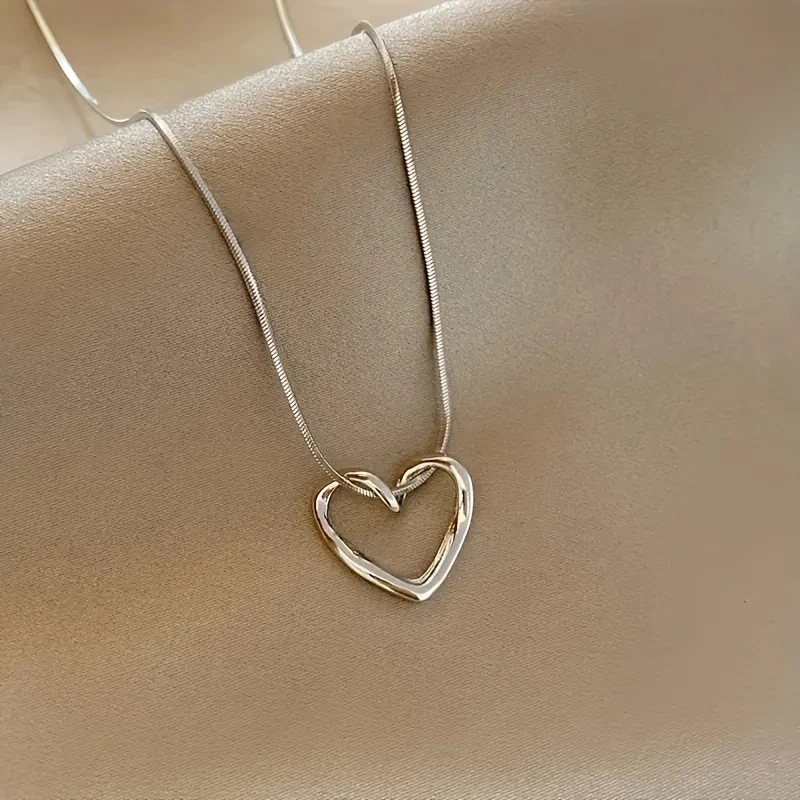 A Delicate Hollowed-out Peach Heart-shaped Minimalist Collarbone Pendant Necklace The Perfect Gift for Ladies