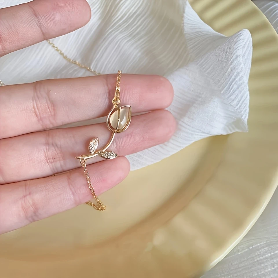 A Minimalist Luxury Tulip Necklace for Women  Perfect for Everyday Wear