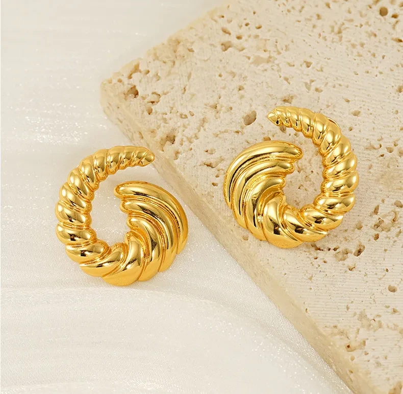 Simple Trendy Design Sense 18K Gold Non-fading Stud Earrings