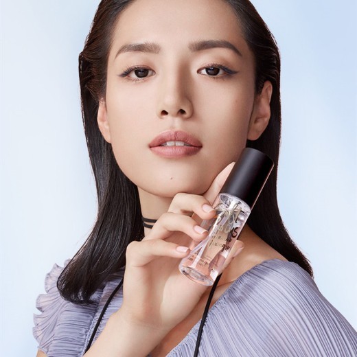 Moisturizing oil control spray