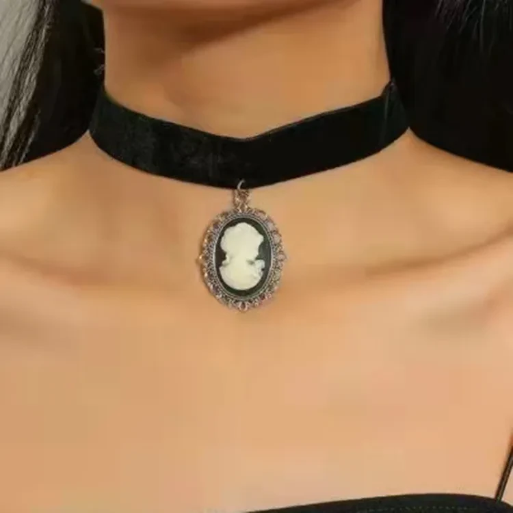 Women's Fashion Vintage Cartoon Princess Beauty Head Pearl Necklace