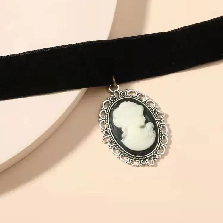 Women's Fashion Vintage Cartoon Princess Beauty Head Pearl Necklace