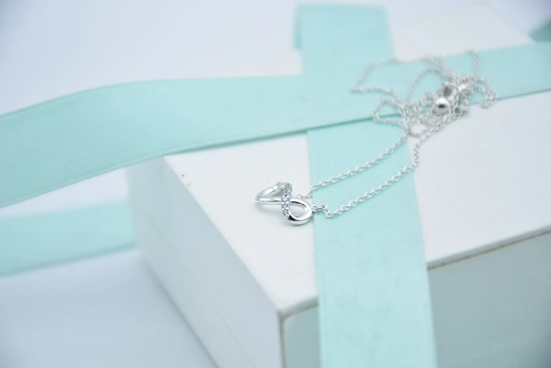 8-shaped necklace pendant