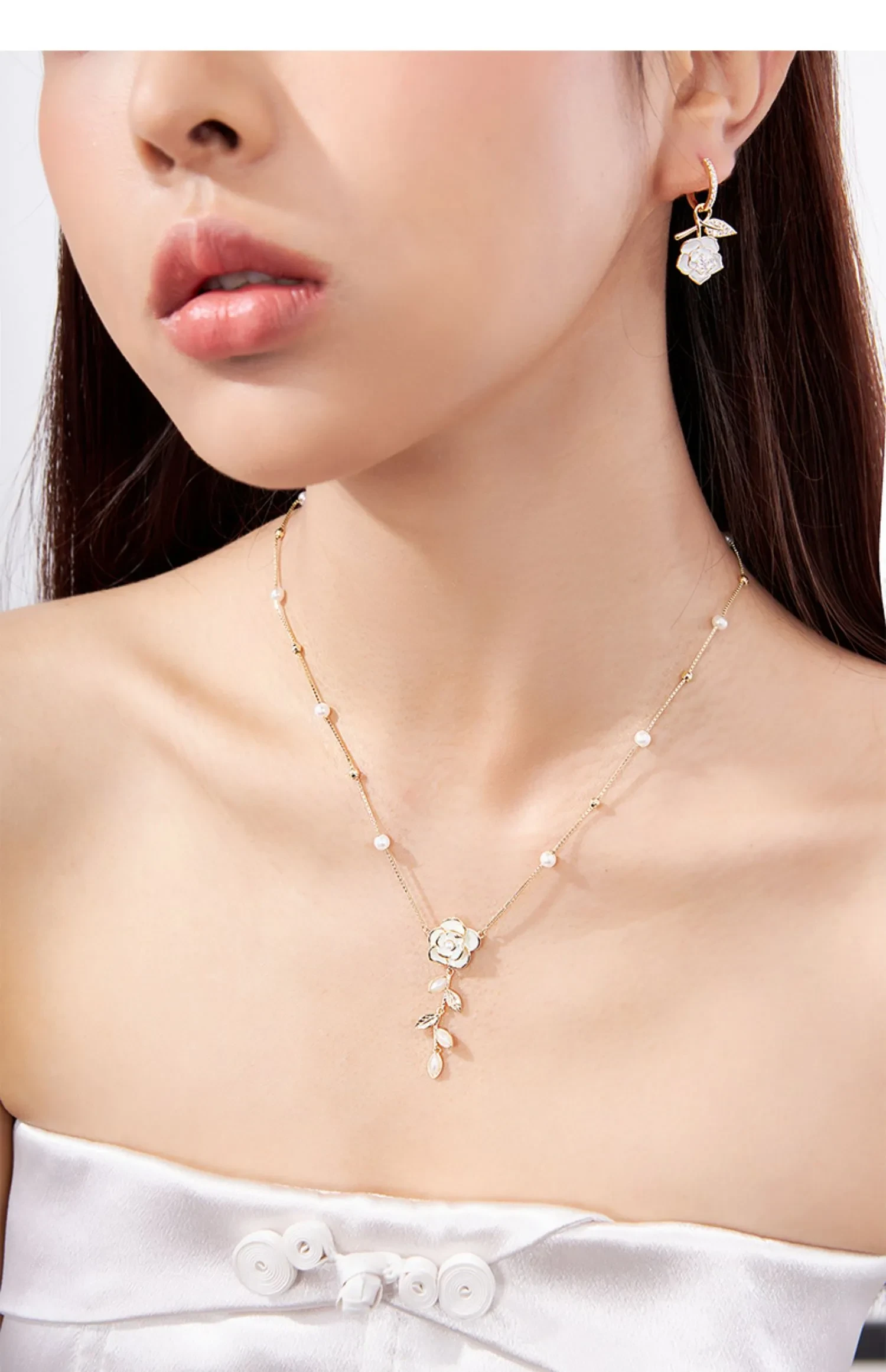 Women's Long Tassel Leaf Pendant Necklace