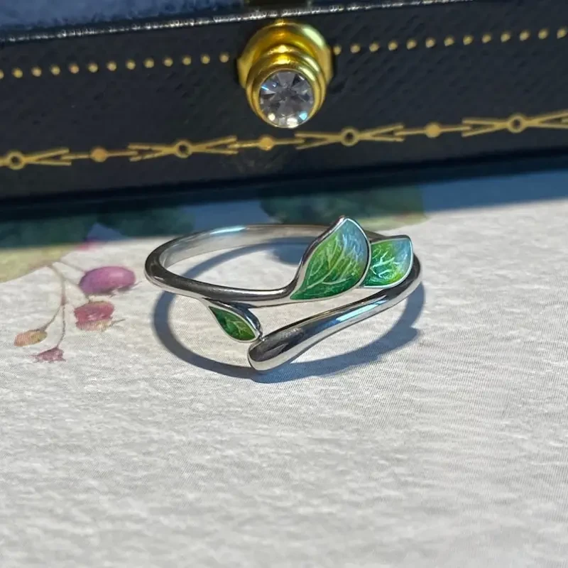 Elegant Adjustable Green Leaf Open Ring: A Natural Touch of Elegance