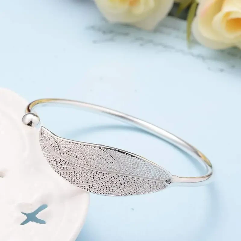 Elegant Leaf-Shaped Stainless Steel Bangle Bracelet for Women: A Timeless Accessory for Every Occasion