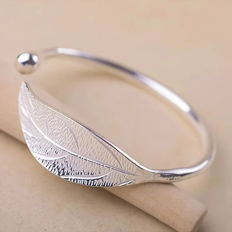 Elegant Leaf-Shaped Stainless Steel Bangle Bracelet for Women: A Timeless Accessory for Every Occasion