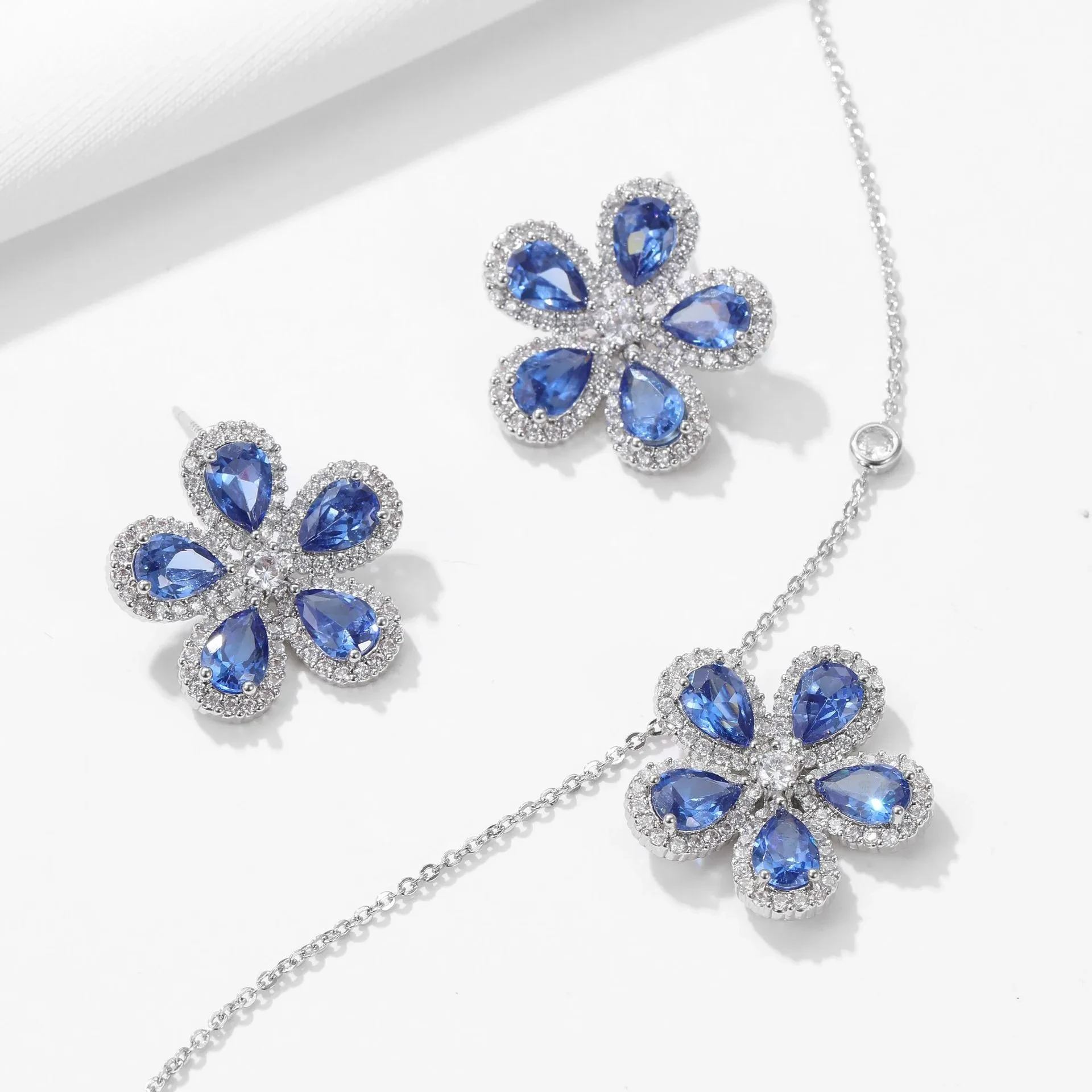 High-grade Jewelry Suit Micro Inlaid Zircon Sunflower Ear Stud Necklace A Set Of Elegant Jewelry
