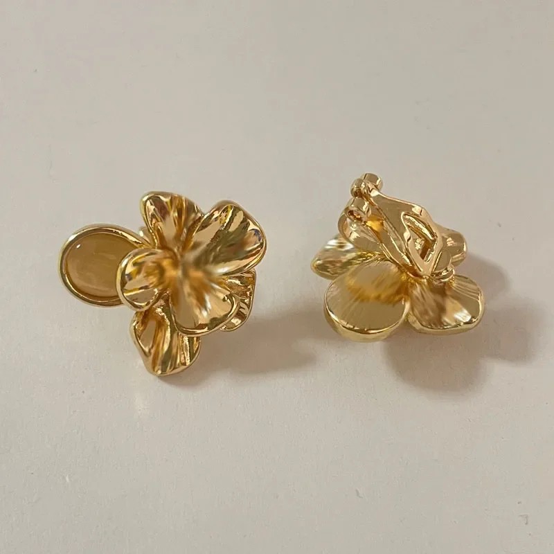 Women's Luxury Niche Design Golden Petal Ear Clips